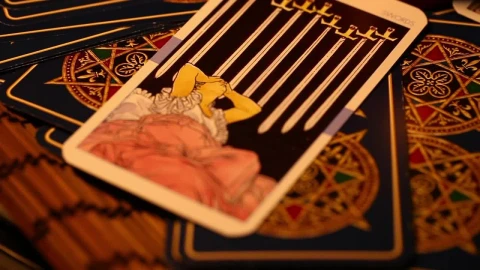 Video Stock Cartas Del Tarot Sobre Una Mesa Spinning Close Up Live Wallpaper For PC - Free Live Wallpaper