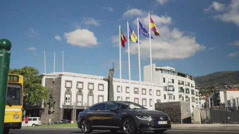 Video Stock Cars And Buses Passing By A Large City Building Live Wallpaper For PC - Free Live Wallpaper