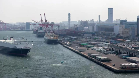 Video Stock Cargo Ship Arriving To Tokio Port Live Wallpaper For PC - Free Live Wallpaper