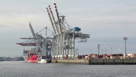 Video Stock Cargo Being Unloaded From A Ship Live Wallpaper For PC - Free Live Wallpaper