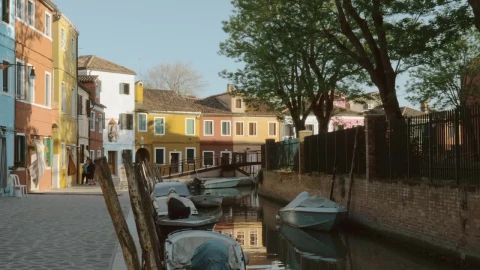Video Stock Canal Boats Docked By Colorful Houses Live Wallpaper For PC - Free Live Wallpaper