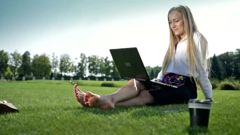 Video Stock Businesswoman Chatting Online Live Wallpaper For PC - Free Live Wallpaper