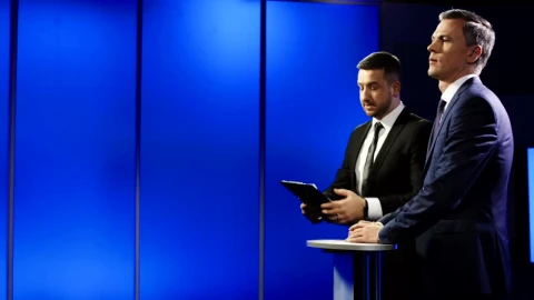 Video Stock Businessman Cutting Off Interview With Reporters Live Wallpaper For PC - Free Live Wallpaper