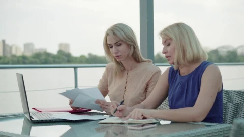 Video Stock Business Women At Work Meeting Live Wallpaper For PC - Free Live Wallpaper