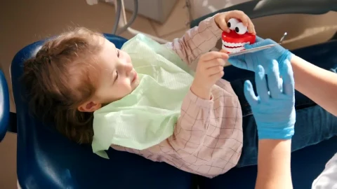 Stock Video Dentist Playing With A Little Patient With A Toy Live Wallpaper For PC - Free Live Wallpaper