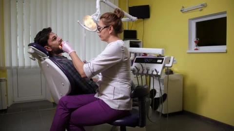 Stock Video Dentist Injecting A Patient Live Wallpaper For PC - Free Live Wallpaper