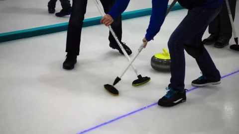 Stock Video Curling Stone Players Sweeping Live Wallpaper For PC - Free Live Wallpaper
