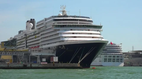 Stock Video Cruise At The Dock Live Wallpaper For PC - Free Live Wallpaper