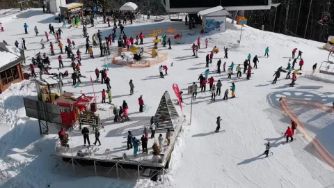 Stock Video Crowd Of Skiers In The Top Of The Mountain Live Wallpaper For PC - Free Live Wallpaper