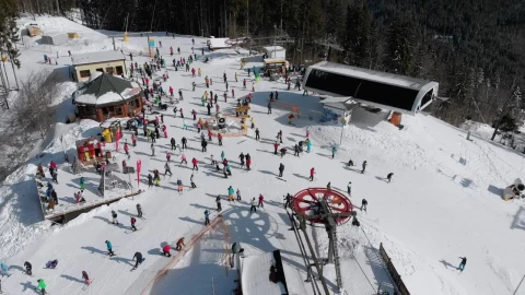 Stock Video Crowd Of Skiers In The Top Of The Mountain 3194 Live Wallpaper For PC - Free Live Wallpaper