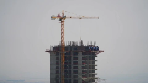 Stock Video Crane And Construction Workers At The Top Of A Building Live Wallpaper For PC - Free Live Wallpaper