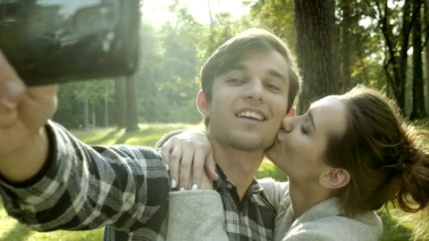 Stock Video Couple Taking A Selfie With A Kiss Live Wallpaper For PC - Free Live Wallpaper