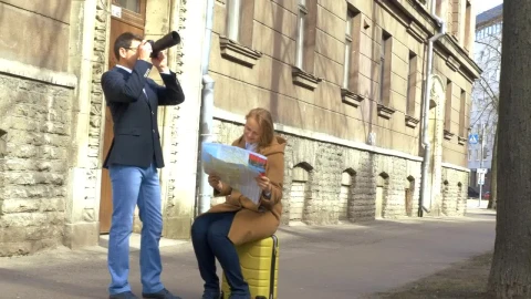 Stock Video Couple Lost On Vacation Live Wallpaper For PC - Free Live Wallpaper