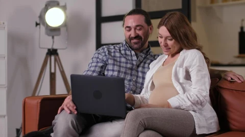 Stock Video Couple Chatting With Friends Online Live Wallpaper For PC - Free Live Wallpaper