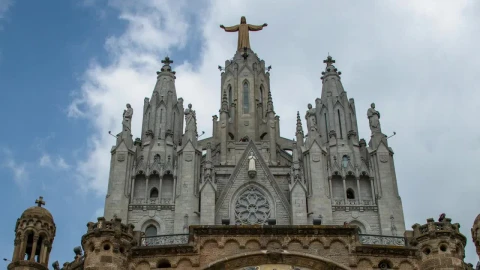 Stock Video Facade Of The Expiatory Temple Of Sagrat Cor In Barcelona Live Wallpaper For PC - Free Live Wallpaper