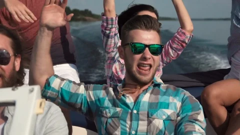 Stock Video Excited Friends Sailing On A Speed Boat Live Wallpaper For PC - Free Live Wallpaper