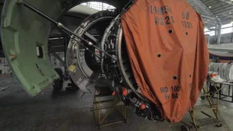 Stock Video Engineers Working On A Jet Engine Live Wallpaper For PC - Free Live Wallpaper