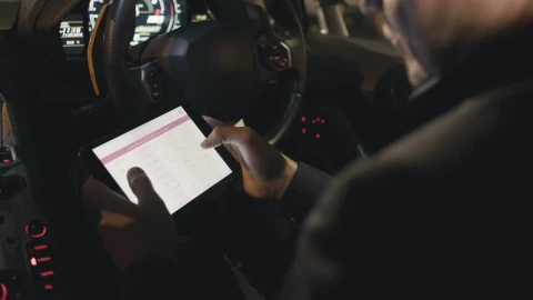 Stock Video Driver Using A Tablet Live Wallpaper For PC - Free Live Wallpaper