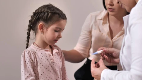 Stock Video Doctor Using A Thermometer Live Wallpaper For PC - Free Live Wallpaper