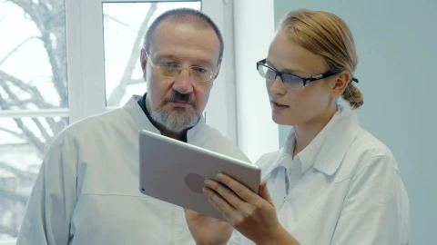 Stock Video Doctor Using A Tablet To Discuss Treatments Live Wallpaper For PC - Free Live Wallpaper