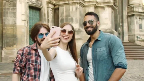 Stock Video Diverse Friends Take Selfie In London Street Live Wallpaper For PC - Free Live Wallpaper