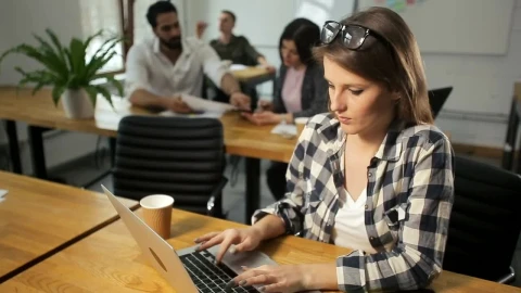Stock Video Digital Marketing Pro Works On Laptop And Smiles Live Wallpaper For PC - Free Live Wallpaper