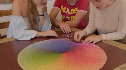Stock Video Friends Forming A Big Circular Puzzle Live Wallpaper For PC - Free Live Wallpaper