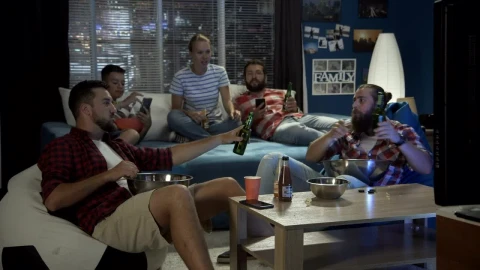 Stock Video Friends Drinking And Enjoying Sports On Television Live Wallpaper For PC - Free Live Wallpaper