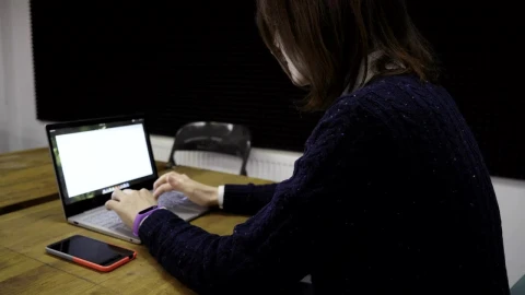 Stock Video Freelancer Using Their Laptop Live Wallpaper For PC - Free Live Wallpaper