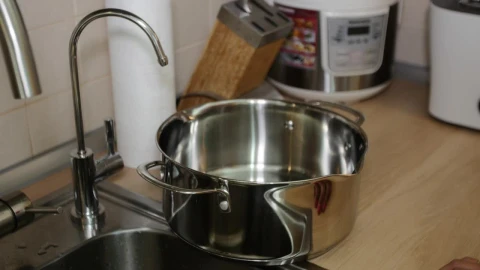 Stock Video Filling A Cooking Pan With Water Live Wallpaper For PC - Free Live Wallpaper