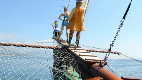 Stock Video Figurines At The Front Of A Ship Live Wallpaper For PC - Free Live Wallpaper