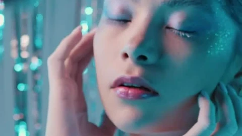 Stock Video Fashion Model With A Cold And Pale Appearance Live Wallpaper For PC - Free Live Wallpaper