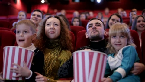 Stock Video Family Watching A Movie At The Cinema Live Wallpaper For PC - Free Live Wallpaper