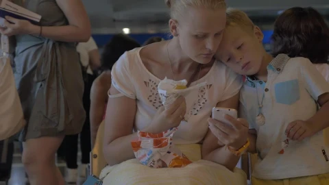 Stock Video Family Waiting For Their Flight Live Wallpaper For PC - Free Live Wallpaper