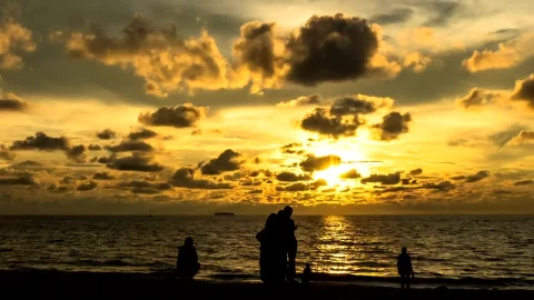 Stock Video Family Silhouetted At The Beach Live Wallpaper For PC - Free Live Wallpaper