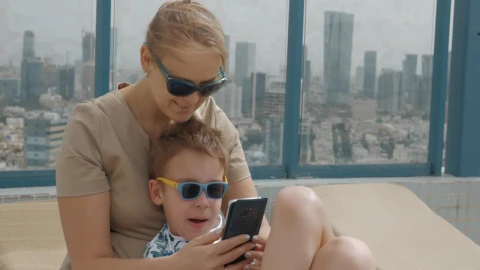 Stock Video Family Out On A Windy Day Live Wallpaper For PC - Free Live Wallpaper