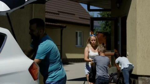 Stock Video Family Loading The Car With Vacation Luggage Live Wallpaper For PC - Free Live Wallpaper