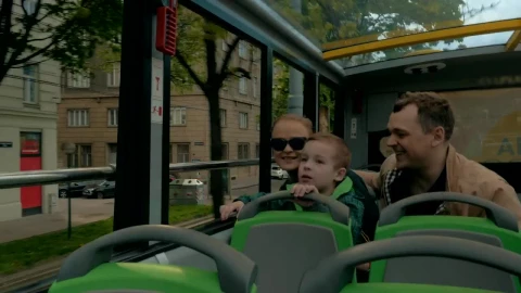 Stock Video Family Enjoying A City Tour Live Wallpaper For PC - Free Live Wallpaper