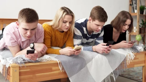 Stock Video Group Of Friends Glued To Their Phones Live Wallpaper For PC - Free Live Wallpaper