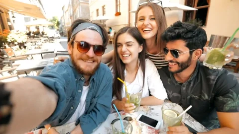 Stock Video Friends Taking Social Media Selfie On Holiday Live Wallpaper For PC - Free Live Wallpaper