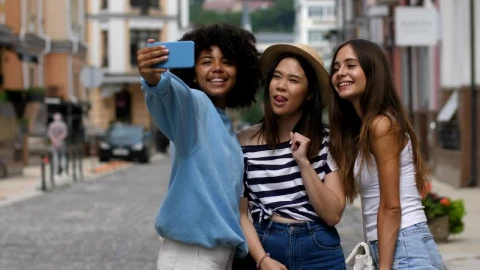 Stock Video Friends Taking Selfies In The Middle Of A Street Live Wallpaper For PC - Free Live Wallpaper
