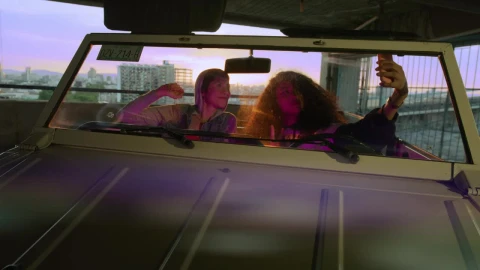 Stock Video Friends Taking A Selfie In A Car Live Wallpaper For PC - Free Live Wallpaper