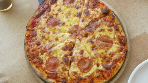 Stock Video Friends Sharing A Fresh Pizza Live Wallpaper For PC - Free Live Wallpaper