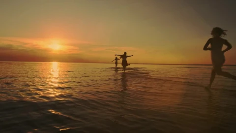 Stock Video Friends Running On The Beach Towards The Sea Live Wallpaper For PC - Free Live Wallpaper