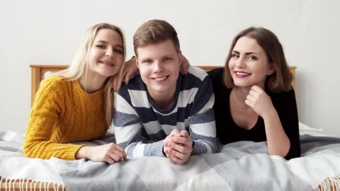 Stock Video Friends Laying On A Bed Together Live Wallpaper For PC - Free Live Wallpaper