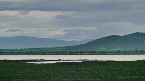 Stock Video Lake In The Middle Of A Plain Surrounded By Hills Animated Wallpaper - Free Live Wallpaper