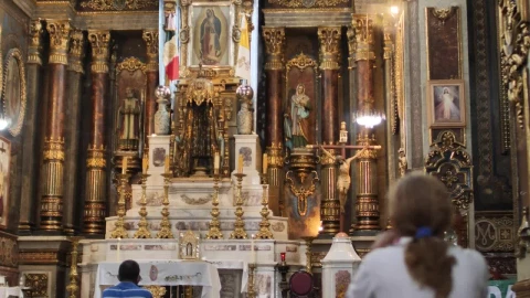 Stock Video Lady Praying In Front Of A Large Altar Inside A Animated Wallpaper - Free Live Wallpaper