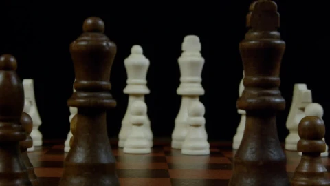 Stock Video King And Queen Across A Chessboard Animated Wallpaper - Free Live Wallpaper