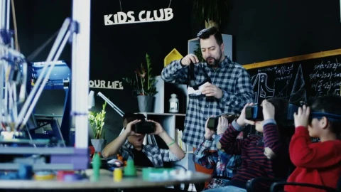 Stock Video Kids With Teacher Exploring Vr Technology Animated Wallpaper - Free Live Wallpaper
