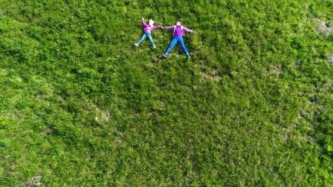 Stock Video Kids Layed In The Grass Top Aerial Shot Animated Wallpaper - Free Live Wallpaper
